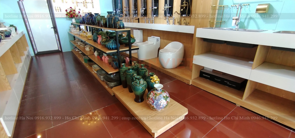 Cận cảnh thực tế khu vực trưng bày gốm sứ ở giữa của showroom Hải Đăng